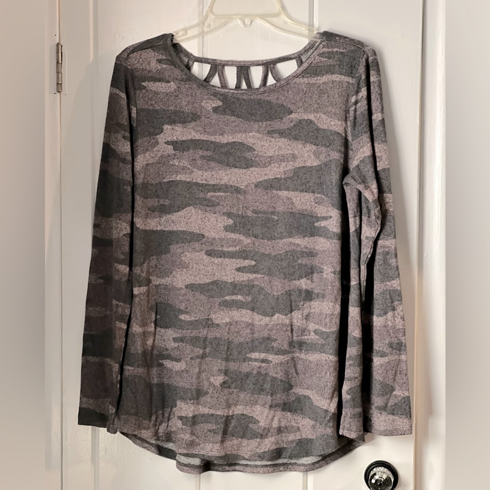 Maurice’s Women’s Top Size M, Plum Camo print with back cut-out detail, NWT